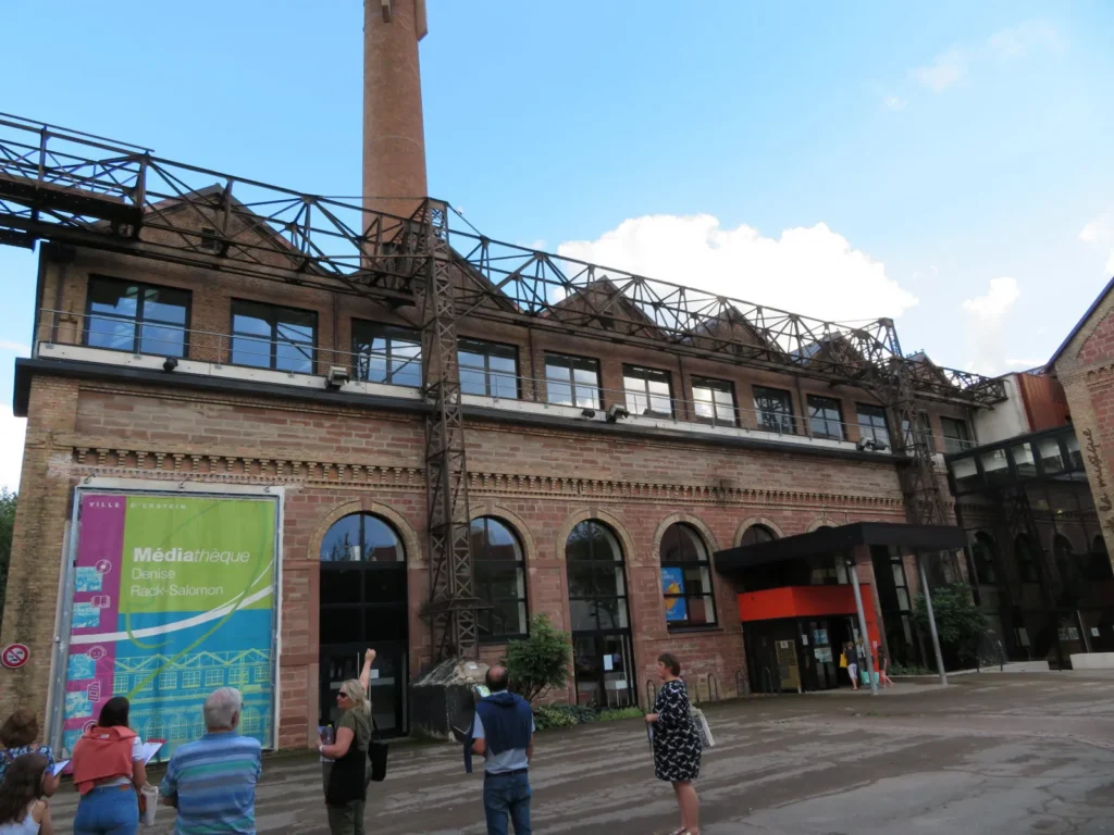 la balade s est achevee sur le parvis de la mediatheque ancienne chaufferie de l usine 1598028427