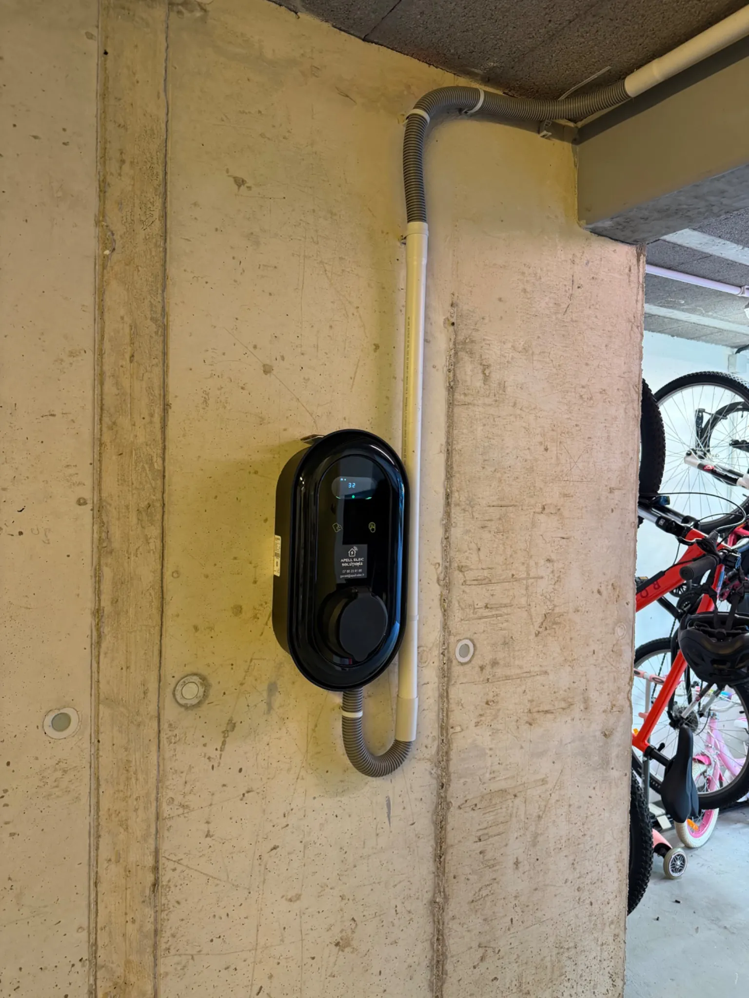 Borne de recharge installée par APELL-ELEC dans une cave